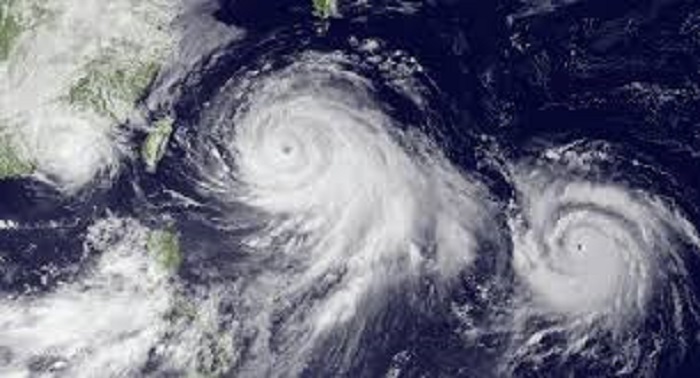 Las olas gigantescas provocadas por un tifón tocan las nubes (vídeo)  
